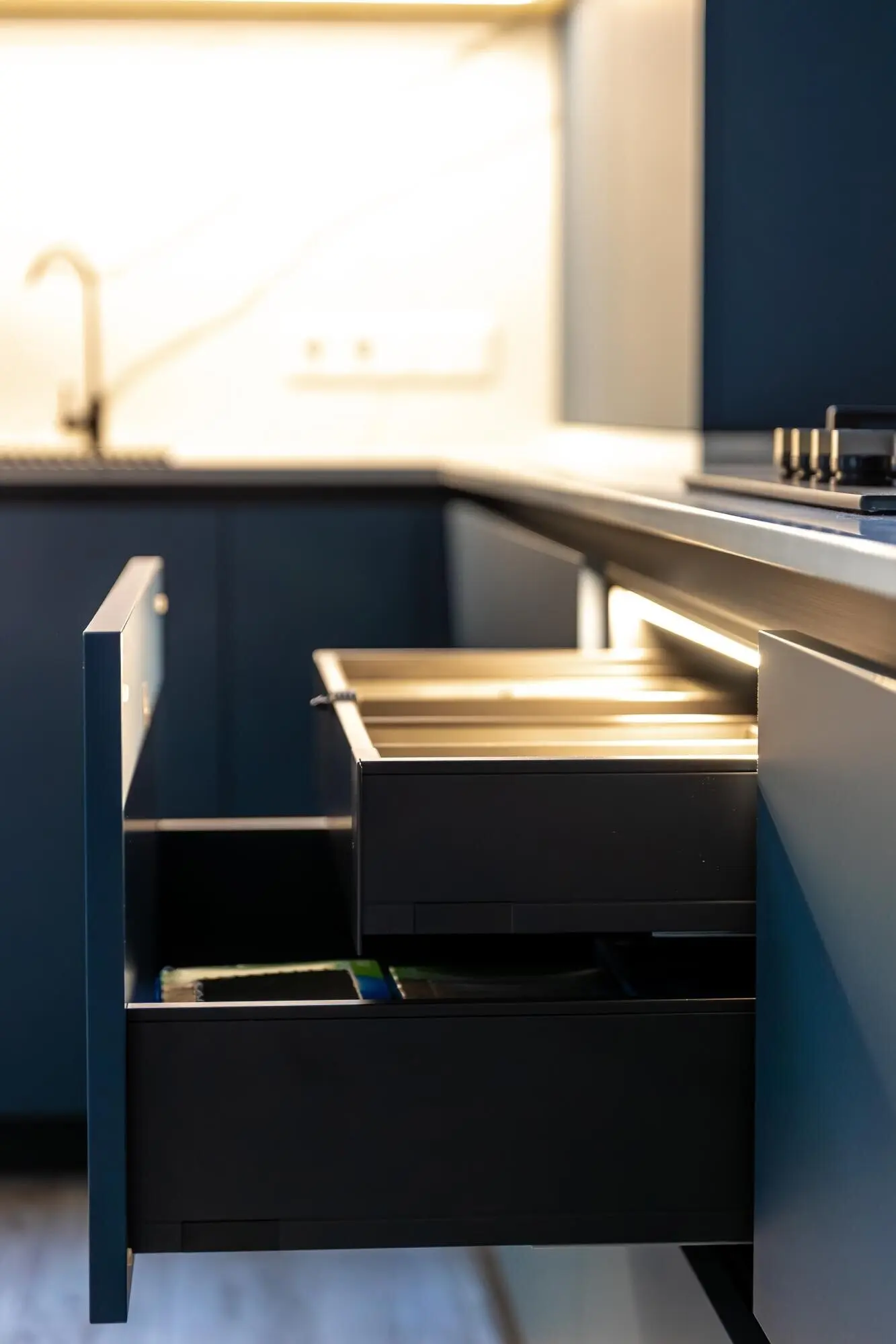 Cajones de cocina extraíbles funcionales con frentes azul mate